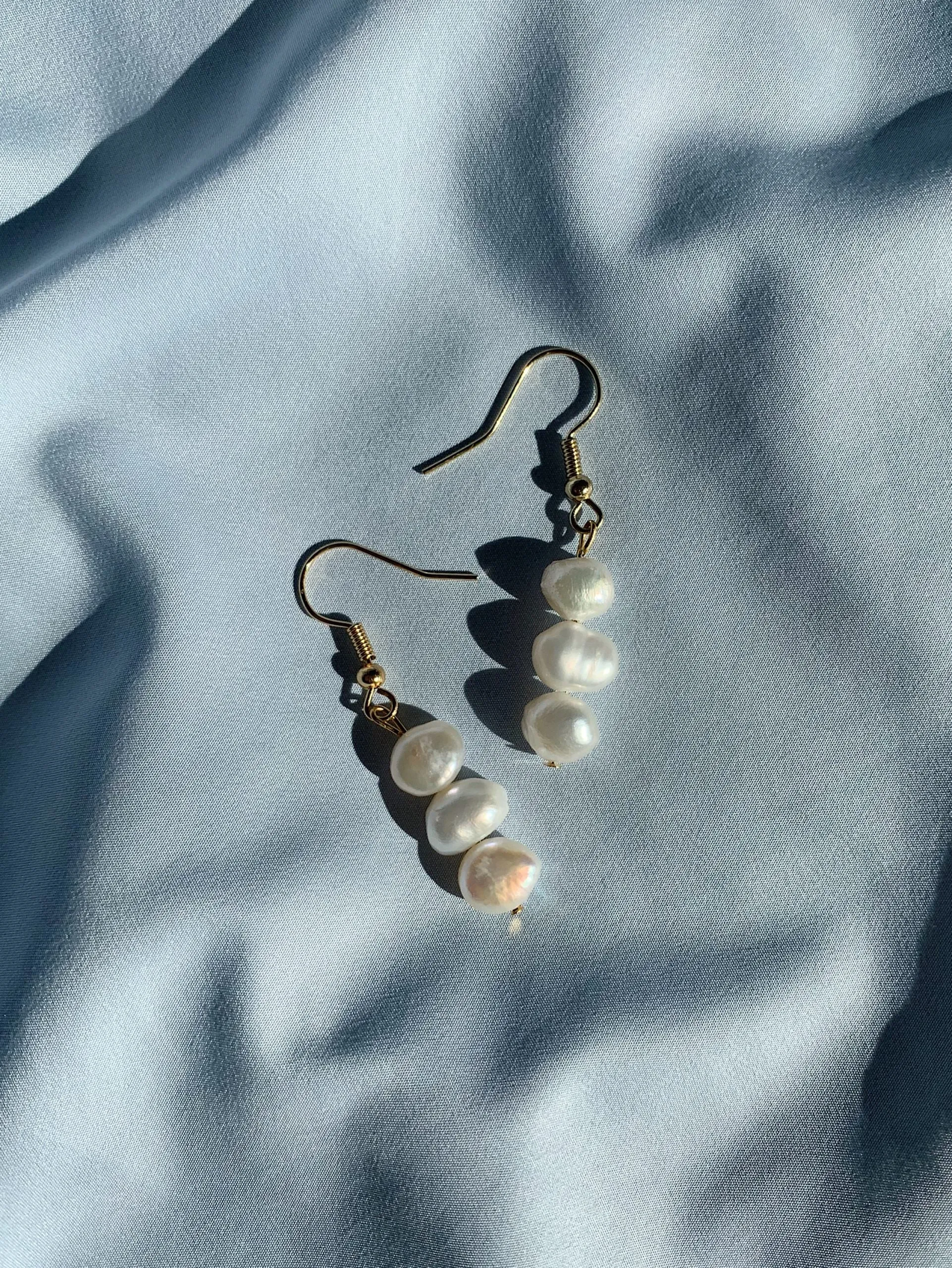 Droplets White Earrings