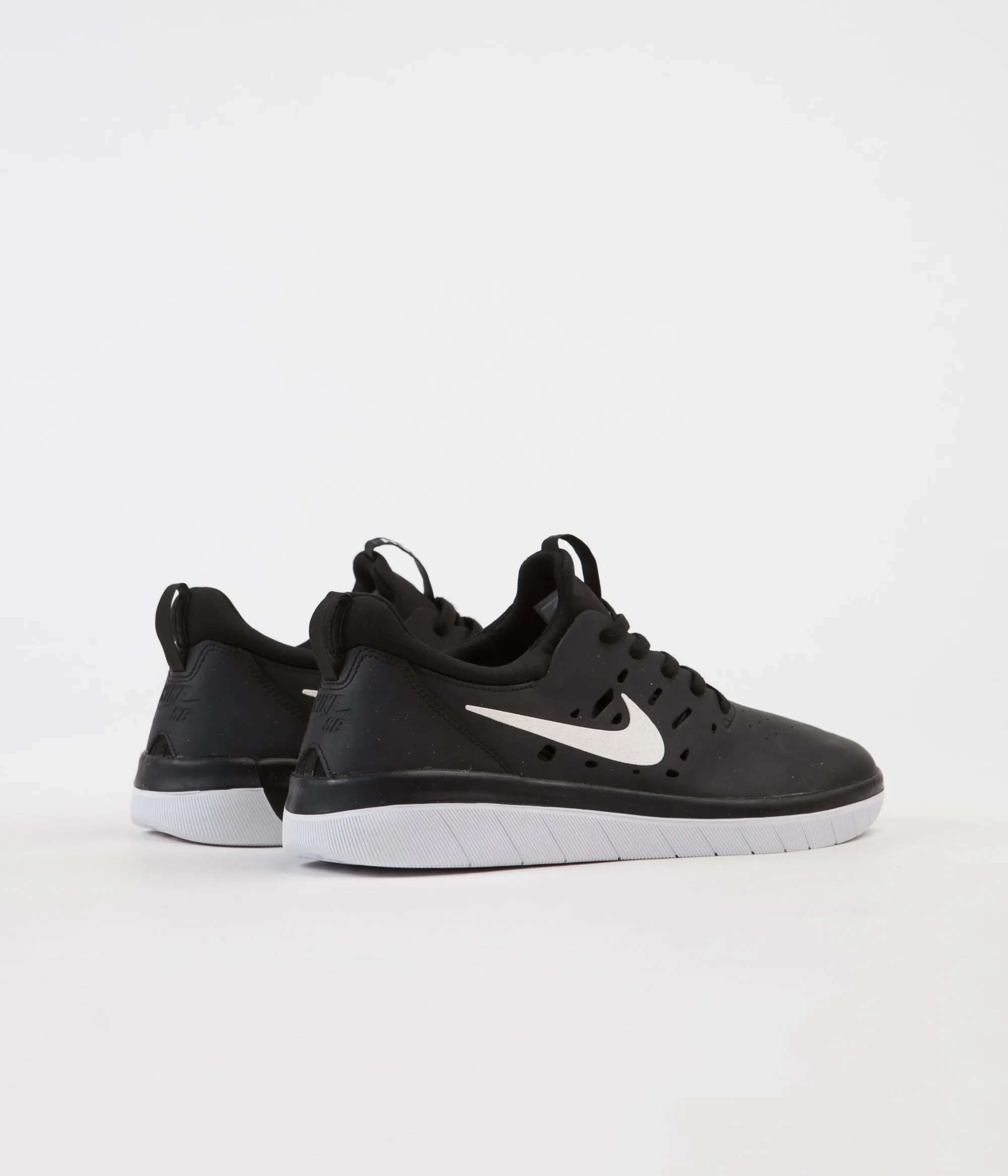 Nike SB Nyjah Free Shoes - Black / White